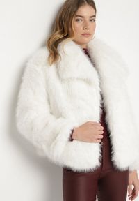 Born2be - Biała Jednorzędowa Kurtka Futerko z Szerokim Kołnierzem Conellia. Okazja: na co dzień. Kolor: biały. Materiał: futro. Styl: casual, elegancki #3