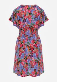 Renee - Różowo-Niebieska Krótka Sukienka w Kwiaty z Szeroką Gumką w Pasie Meles. Kolor: niebieski. Materiał: wiskoza. Długość rękawa: krótki rękaw. Wzór: kwiaty. Sezon: lato. Typ sukienki: rozkloszowane, kopertowe. Długość: mini #2