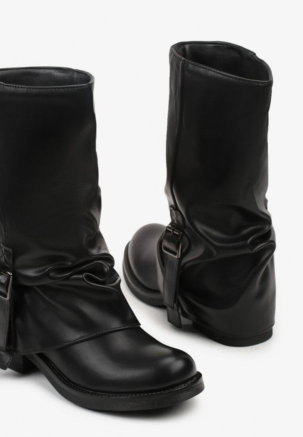 Born2be - Czarne Botki z Wywiniętą Marszczoną Cholewką Typu Biker z Paskiem Olinessa. Okazja: na co dzień. Zapięcie: pasek. Kolor: czarny. Materiał: skóra. Szerokość cholewki: normalna. Styl: casual, elegancki