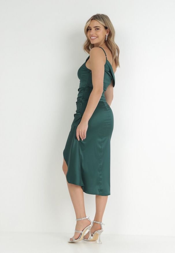 Born2be - Zielona Sukienka Asymetryczna z Satyny Zdobiona Supełkiem Fano. Kolor: zielony. Materiał: satyna. Długość rękawa: na ramiączkach. Wzór: aplikacja. Typ sukienki: asymetryczne