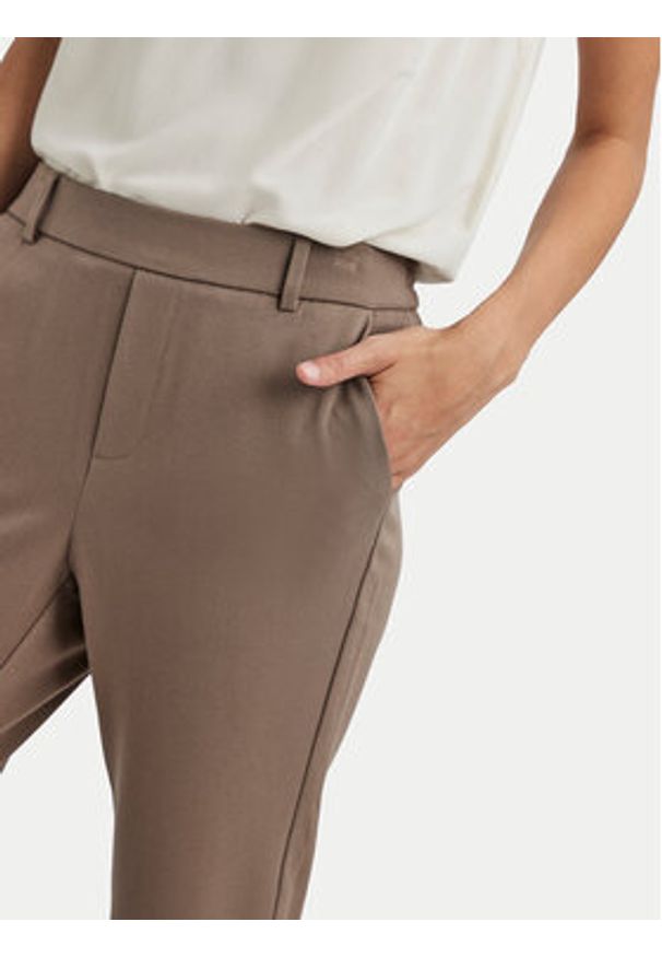 Vero Moda Chinosy Maya 10225280 Brązowy Regular Fit. Kolor: brązowy. Materiał: syntetyk