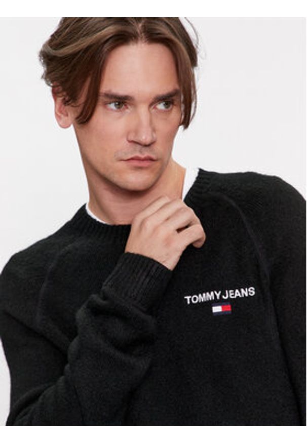 Tommy Jeans Sweter DM0DM17756 Czarny Regular Fit. Kolor: czarny. Materiał: syntetyk