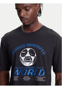 Adidas - adidas T-Shirt 90s Football Graphic JX3064 Czarny Regular Fit. Kolor: czarny. Materiał: bawełna