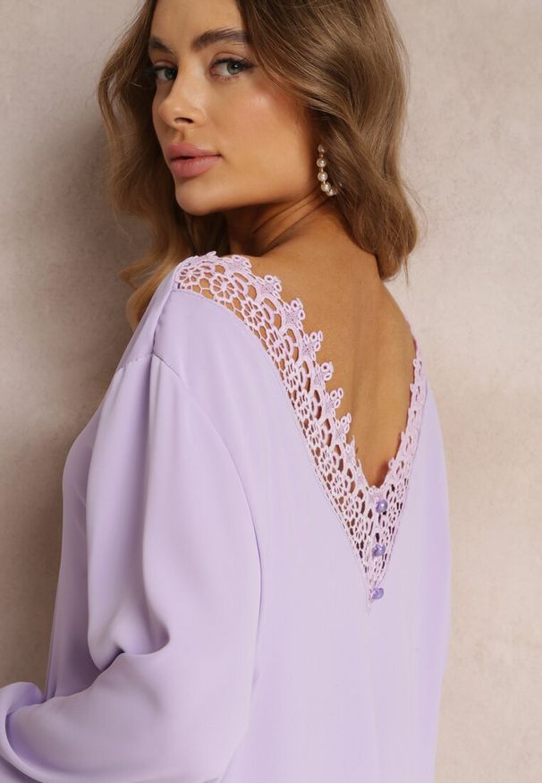Renee - Fioletowa Sukienka Mini z Koronkową Wstawką i Długimi Rękawami Jood. Kolekcja: plus size. Kolor: fioletowy. Materiał: koronka. Długość rękawa: długi rękaw. Sezon: jesień, wiosna. Typ sukienki: dla puszystych, trapezowe. Długość: mini