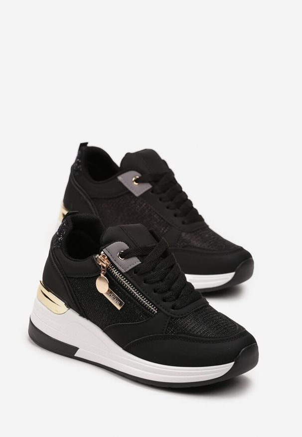 Renee - Czarne Błyszczące Sneakersy na Koturnie z Metalicznymi Detalami i Sznurowaniem Teissa. Kolor: czarny. Wzór: aplikacja. Obcas: na koturnie