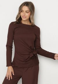 Born2be - Brązowa Bluzka Ozdobiona Wiązaniem Esterea. Okazja: na co dzień. Kolor: brązowy. Materiał: jeans. Wzór: aplikacja. Styl: casual, elegancki #6