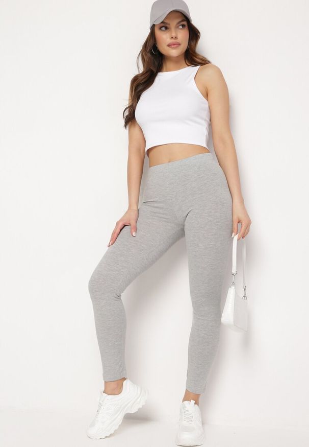 Born2be - Szare Legginsy Ozdobione Szerokim Napisem z Boku Nogawki Aitennia. Kolor: szary. Wzór: napisy, aplikacja
