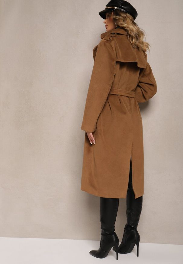 Renee - Brązowy Płaszcz Dwurzędowy o Długim Kroju Ozdobiony Paskiem Senadriel. Okazja: na spacer, na co dzień. Kolor: brązowy. Materiał: jeans. Długość: długie. Wzór: aplikacja. Sezon: jesień. Styl: elegancki, casual, wizytowy