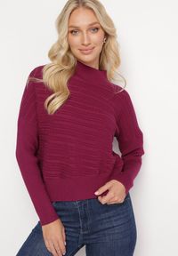 Born2be - Bordowy Sweter z Wełną o Asymetrycznym Fasonie z Tłoczeniem Sarositte. Kolor: czerwony. Materiał: wełna #1