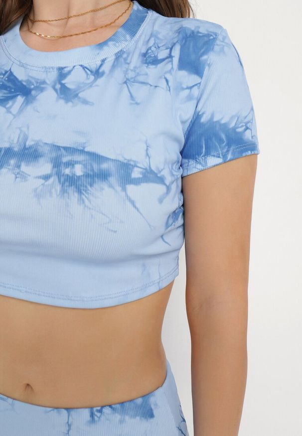 Born2be - Niebieski Komplet Sportowy z Wzorem Tie-Dye Top z Krótkimi Rękawami i Leggisy Larvena. Kolor: niebieski