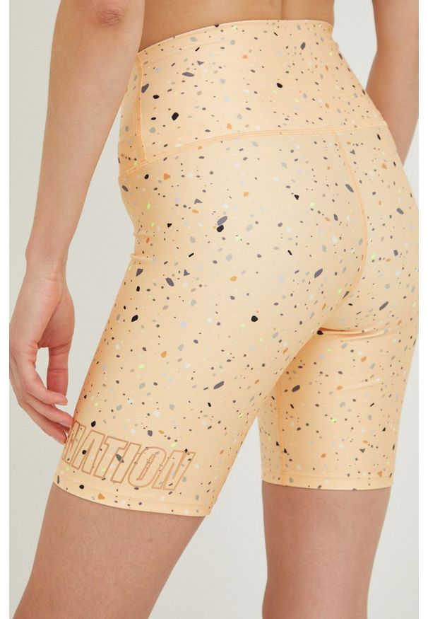 P.E Nation szorty treningowe Direction damskie kolor pomarańczowy z nadrukiem high waist. Stan: podwyższony. Kolor: pomarańczowy. Materiał: włókno, skóra, materiał. Wzór: nadruk