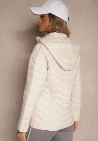 Renee - Jasnobeżowa Kurtka z Pikowanymi Przeszyciami i Odpinanym Kapturem Natisne. Okazja: na co dzień, na spacer. Kolor: beżowy. Materiał: koronka, jeans. Styl: klasyczny, elegancki, casual #5