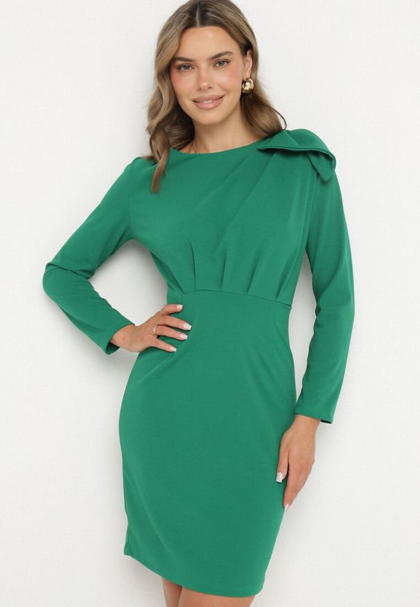 Born2be - Ciemnozielona Dopasowana Sukienka Koktajlowa Ozdobiona Kokardą i Rozcięciem na Linnaea. Okazja: na co dzień. Typ kołnierza: kokarda. Kolor: zielony. Wzór: aplikacja. Typ sukienki: dopasowane. Styl: wizytowy