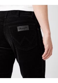 Wrangler - MĘSKIE SPODNIE SZTRUKSOWE WRANGLER TEXAS SLIM BLACK W12SEC100 112141146. Materiał: sztruks. Długość: długie. Wzór: aplikacja, prążki, napisy. Sezon: wiosna, zima, jesień #5