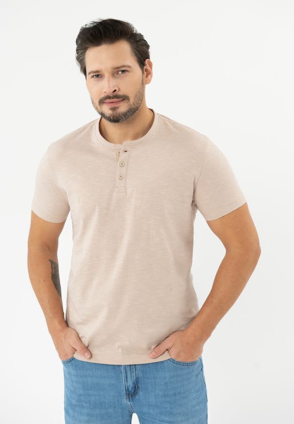 Volcano - T-shirt z stójką TM-LAB. Typ kołnierza: kołnierzyk stójkowy. Materiał: bawełna, jeans, materiał. Długość rękawa: krótki rękaw. Długość: krótkie. Wzór: gładki, paski. Styl: wakacyjny