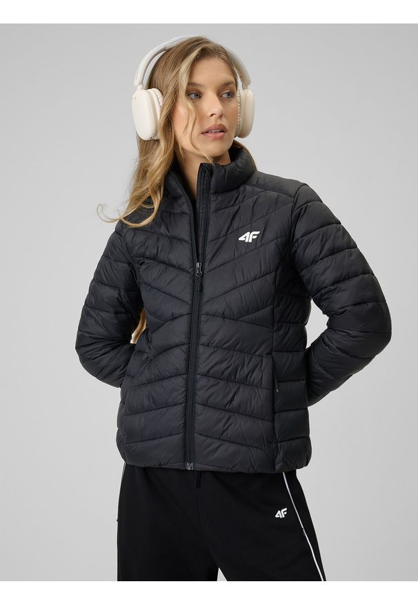 4f - 4F Kurtka z wypełnieniem syntetycznym damska - czarna M. Okazja: na co dzień. Typ kołnierza: kołnierzyk stójkowy. Kolor: czarny. Materiał: syntetyk. Styl: casual, sportowy