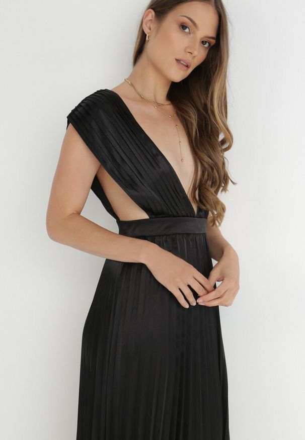 Born2be - Czarna Sukienka Aedice. Typ kołnierza: dekolt w kształcie V. Kolor: czarny. Długość rękawa: na ramiączkach. Typ sukienki: rozkloszowane. Styl: elegancki. Długość: maxi