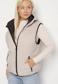 Born2be - Jasnobeżowa Dwustronna Kamizelka z Kapturem Zdobiona Pikowanymi Przeszyciami Tuliona. Okazja: na spacer. Typ kołnierza: kaptur. Kolekcja: plus size. Kolor: beżowy. Materiał: jeans. Wzór: aplikacja. Styl: elegancki