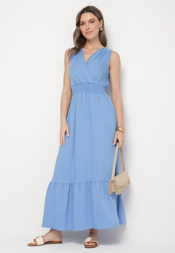 Born2be - Niebieska Sukienka o Rozkloszowanym Kroju Bez Rękawów z Kopertowym Dekoltem Filoria. Typ kołnierza: dekolt kopertowy. Kolor: niebieski. Długość rękawa: bez rękawów. Typ sukienki: kopertowe. Styl: elegancki