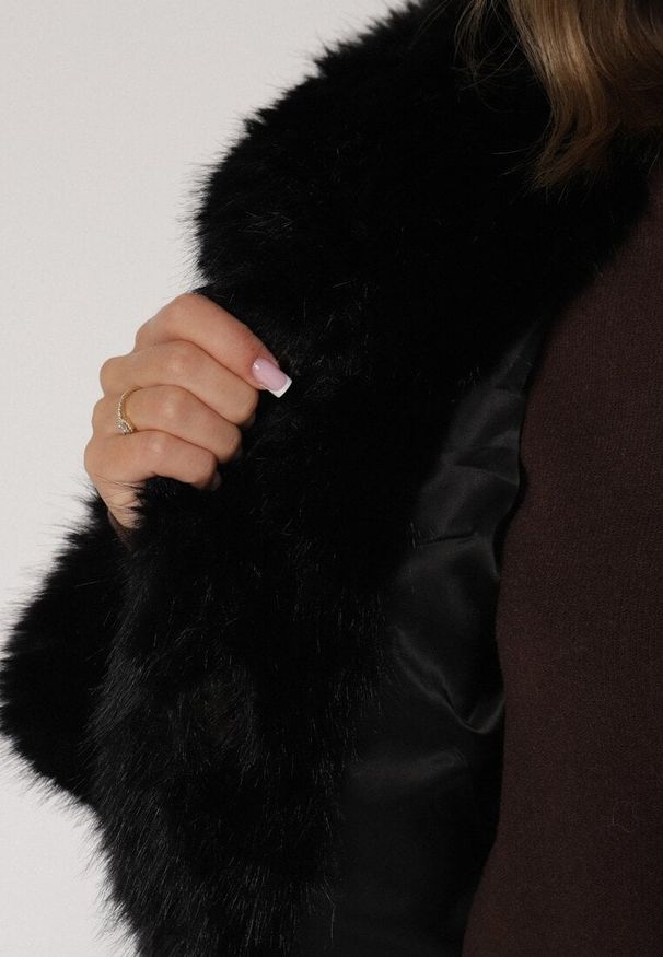 Born2be - Czarna Futrzana Kurtka z Nieodpinanym Kapturem Zetena. Kolor: czarny. Materiał: futro. Styl: elegancki, klasyczny