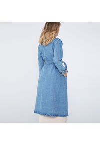 Wittchen - Damski płaszcz dżinsowy z paskiem niebieski. Okazja: na co dzień. Kolor: niebieski. Materiał: bawełna. Długość: długie. Wzór: paski. Sezon: wiosna. Styl: boho, casual, elegancki #5