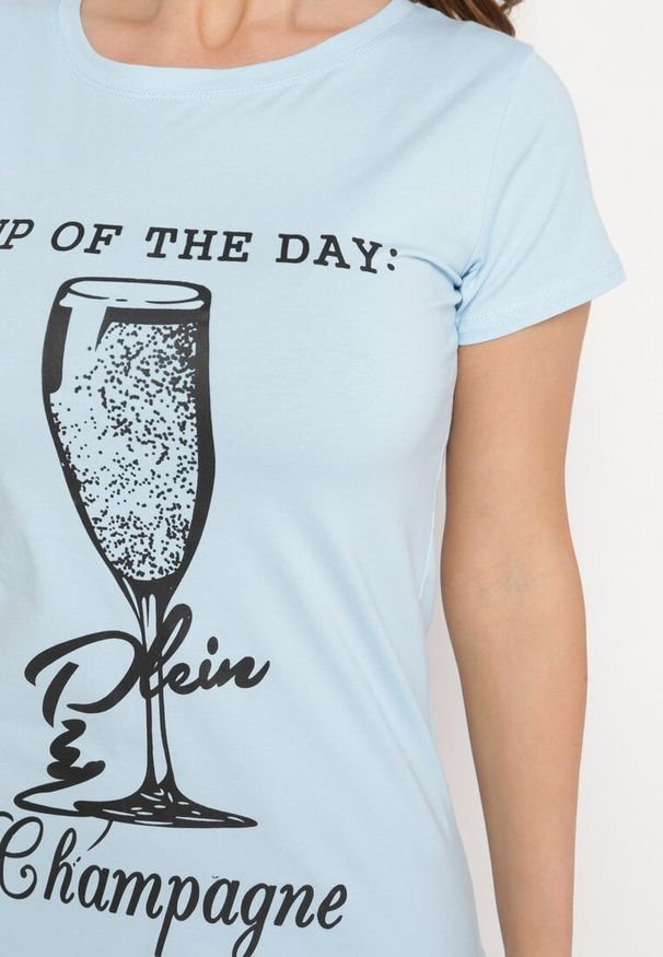 Born2be - Jasnoniebieski Klasyczny T-shirt z Bawełny Ozdobiony Nadrukiem Getantia. Okazja: na co dzień. Kolor: niebieski. Materiał: bawełna. Wzór: nadruk, aplikacja. Styl: klasyczny