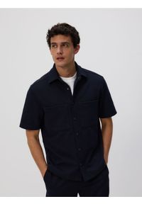 Reserved - Koszula regular z krótkim rękawem - granatowy. Kolor: niebieski. Materiał: dzianina. Długość rękawa: krótki rękaw. Długość: krótkie