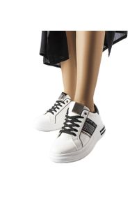 Inna Biało-czarne sneakersy z cyrkoniami Xarles białe. Nosek buta: okrągły. Kolor: biały. Materiał: guma. Wzór: aplikacja #1