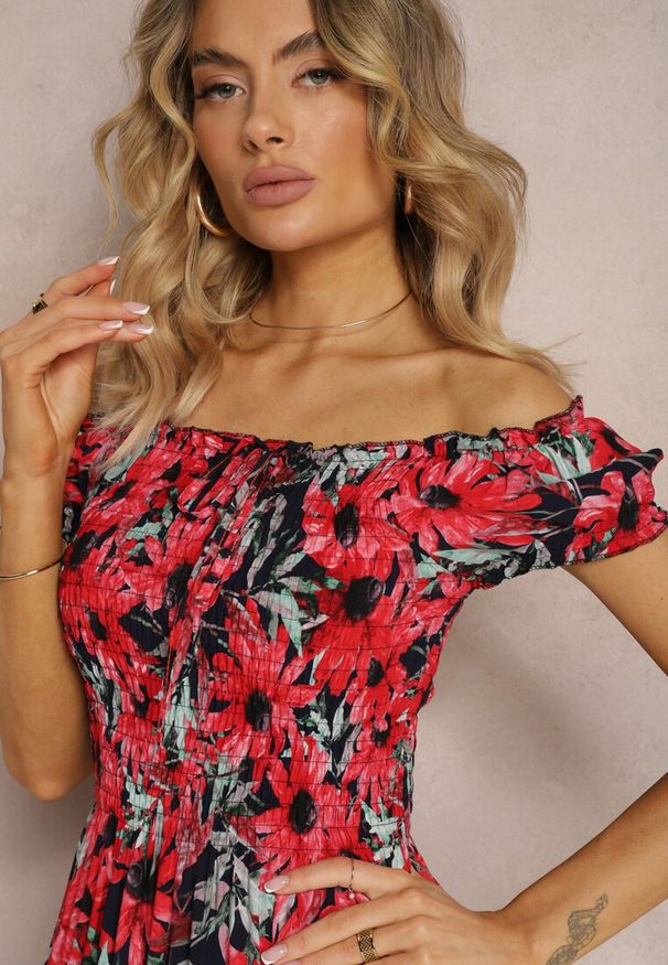 Renee - Granatowo-Czerwona Rozkloszowana Sukienka Hiszpanka z Wiskozy w Kwiatowy Wzór Viseria. Typ kołnierza: dekolt hiszpanka. Kolor: niebieski. Materiał: wiskoza. Wzór: kwiaty. Sezon: lato