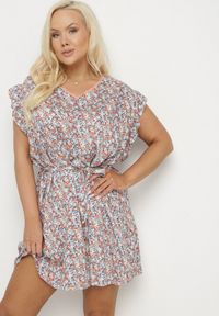 Born2be - Czerwona Sukienka z Wiskozy w Kwiaty z Paskiem i Haftami Nelindia. Okazja: na co dzień. Kolor: czerwony. Materiał: wiskoza. Wzór: kwiaty, haft. Sezon: lato. Styl: casual, elegancki #1