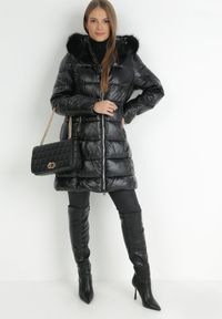 Born2be - Czarna Kurtka Pikowana z Futrzanym Kapturem Ficy. Kolor: czarny. Materiał: futro. Długość: długie. Wzór: aplikacja #7