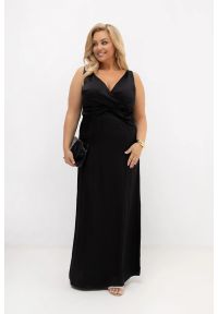 Moda Size Plus Iwanek - Czarna sukienka satynowa maxi Black Dream na wesele, bal i eleganckie wyjścia PLUS SIZE OVERSIZE LATO. Okazja: na wesele, na ślub cywilny. Typ kołnierza: dekolt kopertowy. Kolekcja: plus size. Kolor: czarny. Typ sukienki: oversize, dla puszystych. Materiał: satyna. Sezon: lato. Styl: elegancki. Długość: maxi #1