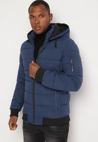 Born2be - Granatowa Pikowana Kurtka z Odpinanym Kapturem i Kieszeniami Savantria. Okazja: na co dzień. Kolor: niebieski. Materiał: jeans. Długość rękawa: długi rękaw. Długość: długie. Styl: casual, elegancki #1