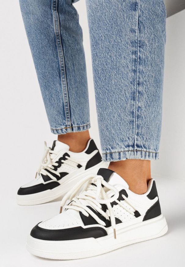 Born2be - Biało-Czarne Sneakersy Rilvora. Nosek buta: okrągły. Zapięcie: sznurówki. Kolor: biały. Materiał: materiał. Obcas: na obcasie. Wysokość obcasa: niski