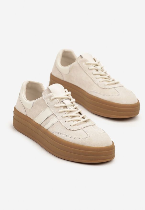 Born2be - Jasnobeżowe Zamszowe Sneakersy na Grubej Podeszwie z Paskami i Skórzaną Wkładką Felenne. Okazja: na co dzień. Zapięcie: pasek. Kolor: beżowy. Materiał: zamsz, skóra. Wzór: paski