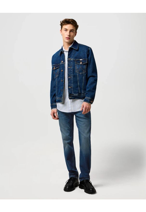 Wrangler - MESKIE SPODNIE WRANGLER GREENSBORO MARINE TINT 112371009. Styl: marine