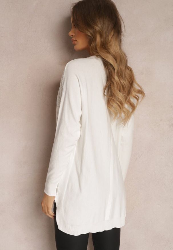 Renee - Biały Sweter z Naszytymi Kieszeniami Vezara. Okazja: na co dzień. Kolor: biały. Materiał: dzianina, jeans, prążkowany. Wzór: aplikacja. Styl: casual