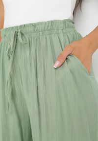 Born2be - Zielone Szerokie Spodnie z Wiskozy Zyona. Kolor: zielony. Materiał: wiskoza