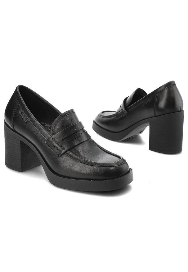 Czarne Półbuty Nessi Gustowne Buty Na Obcasie. Okazja: na spotkanie biznesowe, na co dzień. Zapięcie: pasek. Kolor: czarny. Materiał: skóra. Obcas: na obcasie. Styl: elegancki. Wysokość obcasa: średni