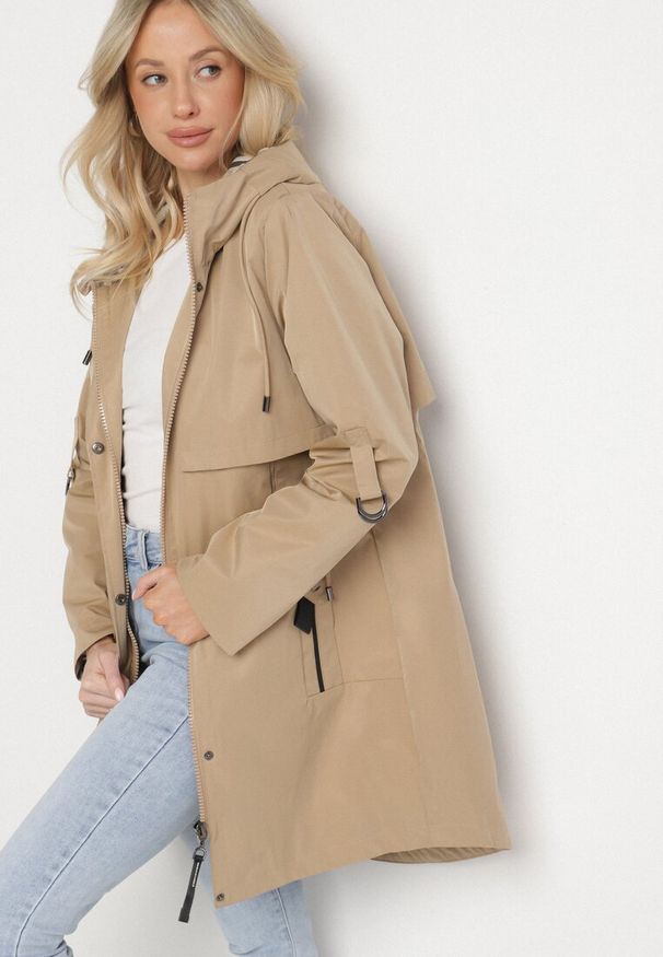 Born2be - Ciemnobeżowa Kurtka Parka z Podpinanymi Rękawami i Kapturem ze Wstawkami w Kratę Kaithna. Kolor: beżowy. Materiał: tkanina