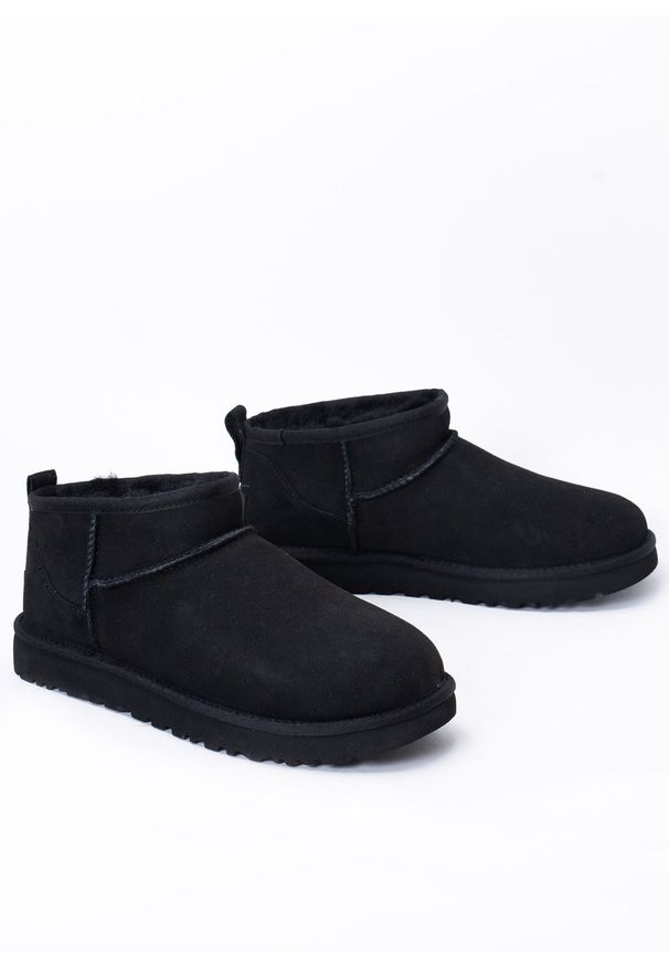 Ugg - UGG W Classic Ultra Mini Buty zimowe damskie. Wysokość cholewki: przed kostkę. Kolor: czarny. Materiał: zamsz, jeans, materiał, wełna. Szerokość cholewki: normalna. Sezon: zima. Styl: elegancki, klasyczny