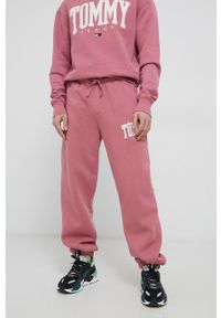 Tommy Jeans Spodnie męskie kolor różowy z aplikacją. Kolor: różowy. Materiał: dzianina, bawełna. Wzór: aplikacja
