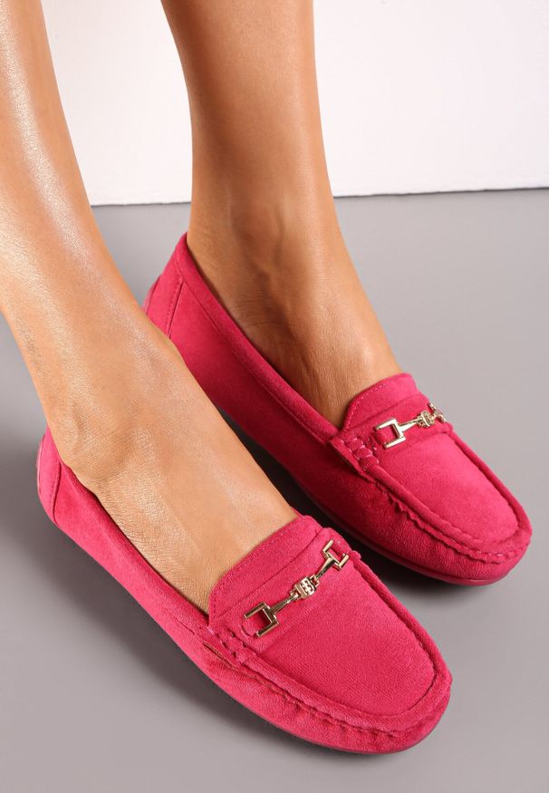 Born2be - Fuksjowe Mokasyny z Imitacji Zamszu z Metalową Ozdobą Gelalline. Okazja: na spotkanie biznesowe. Kolor: różowy. Materiał: zamsz. Wzór: aplikacja. Obcas: na obcasie. Styl: elegancki, biznesowy. Wysokość obcasa: niski