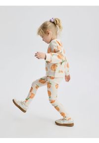 Reserved - Prążkowane legginsy - kremowy. Kolor: kremowy. Materiał: prążkowany #1