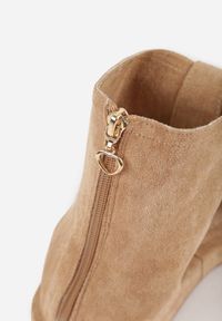 Renee - Ciemnobeżowe Sandały Typu Botki Ozdobione Metaliczną Klamrą z Przodu Adrasaia. Zapięcie: klamry. Kolor: beżowy. Wzór: aplikacja. Sezon: lato #5