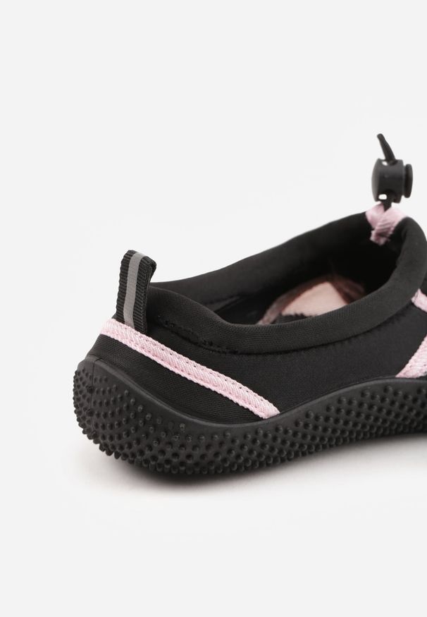 Renee - Czarno-Różowe Wsuwane Buty Sportowe do Wody z Elastyczną Cholewką Vetilore. Okazja: na plażę. Zapięcie: bez zapięcia. Kolor: czarny. Szerokość cholewki: normalna. Sezon: lato. Sport: pływanie