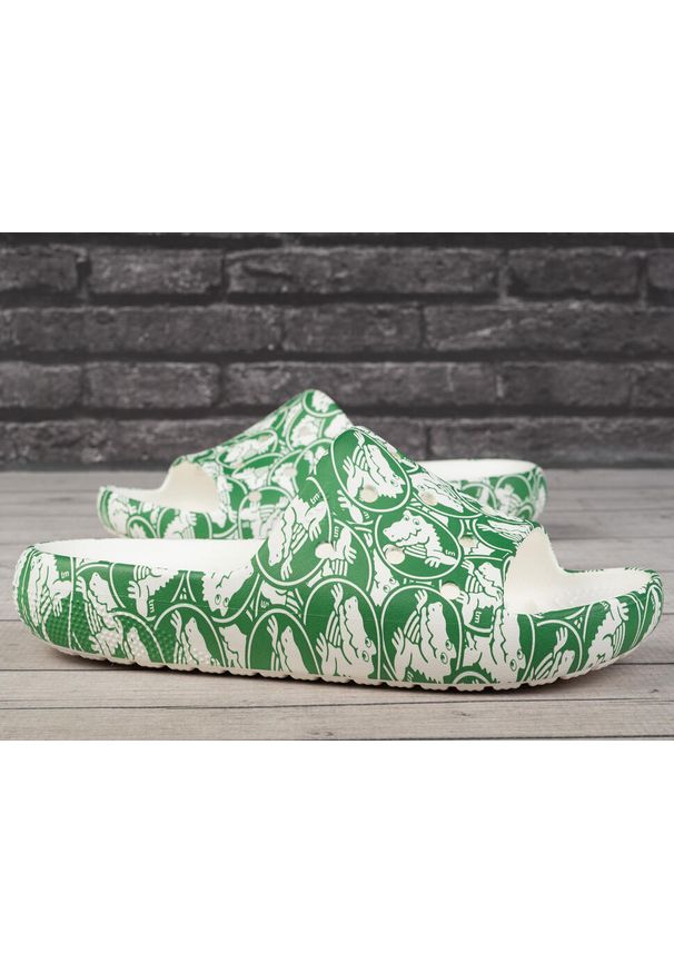 Klapki unisex na basen Crocs CLASSIC DUKE PRINT SLIDE. Kolor: zielony, biały, wielokolorowy. Wzór: nadruk. Styl: sportowy