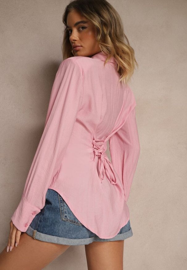 Renee - Różowa Koszula z Usztywnioną Linią Ramion i Wiązaniem Meroniela. Okazja: na spotkanie biznesowe, na co dzień. Kolor: różowy. Materiał: jeans. Styl: casual, elegancki, biznesowy