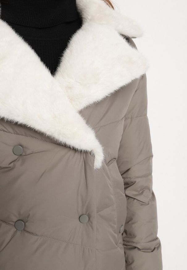 Born2be - Zielona Pikowana Kurtka z Futrzanym Kołnierzem i Ozdobnymi Napami Deovra. Kolor: zielony. Materiał: futro. Styl: elegancki