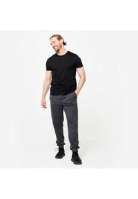 DOMYOS - Koszulka z krótkim rękawem męska Domyos Gym & Pilates 100 Sportee. Kolor: czarny. Materiał: tkanina, bawełna, poliester, materiał, prążkowany, elastan. Długość rękawa: krótki rękaw. Długość: krótkie. Sport: joga i pilates